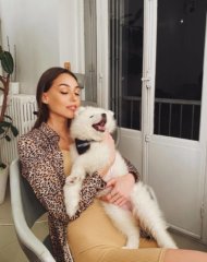 Дилан Чичек Дениз с питомцем