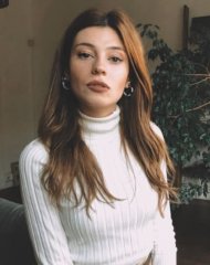Элиф Доган в белом гольфе