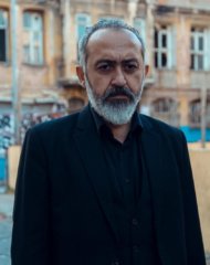 Кадир Чермик в роли Эмми Кадир Чермик в роли Эмми